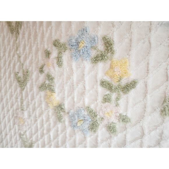 Vintage MCM Chenille Bedspread Coverelet Cottage Farmhouse 112x76 Floral - Picture 2 of 10